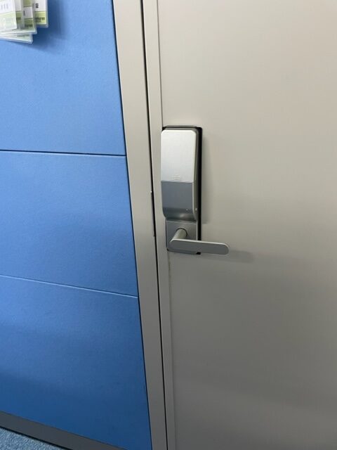 企業バックヤード扉の錠前をスマートロックへ交換した施工写真