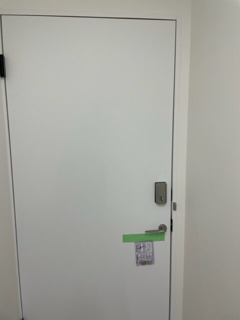 別フロアの扉にもスマートロックを設置し、入退室管理を統一施工した写真