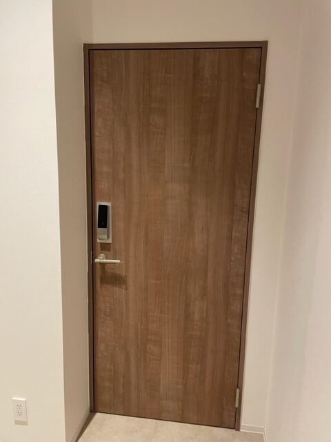 企業オフィス内の別フロア扉にスマートロックを設置した施工写真