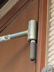 丁番起こしで、丁番のゆがみを調整している写真