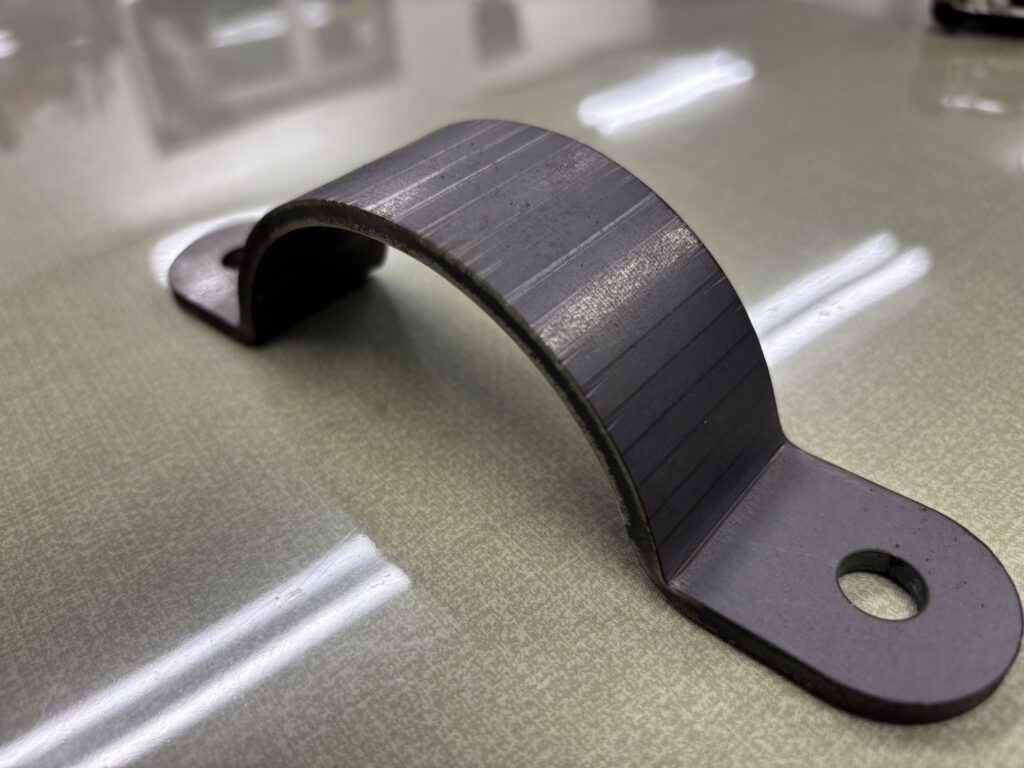 板材をベンダーで細かく曲げて丸く成形した板金加工品